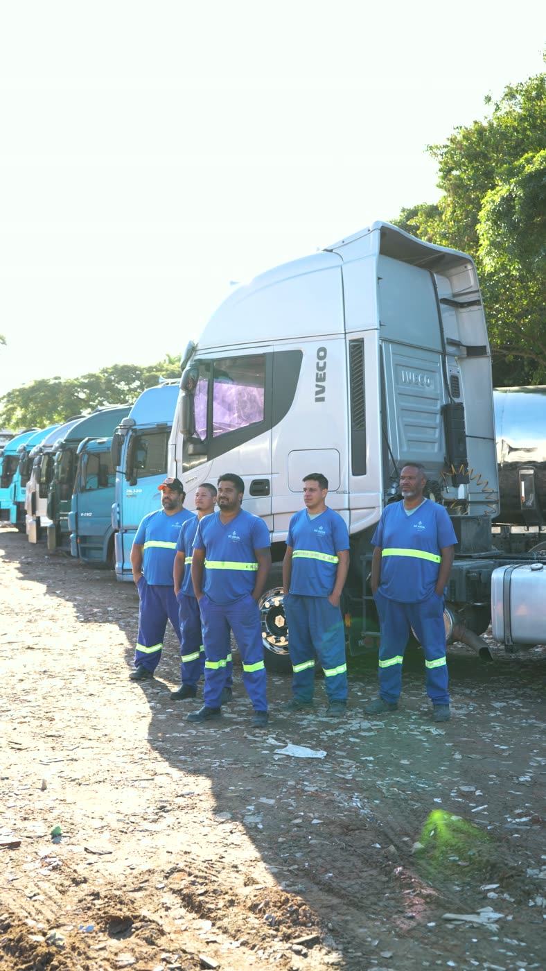 Equipe uniformizada da Só Água Potável em frente aos caminhões