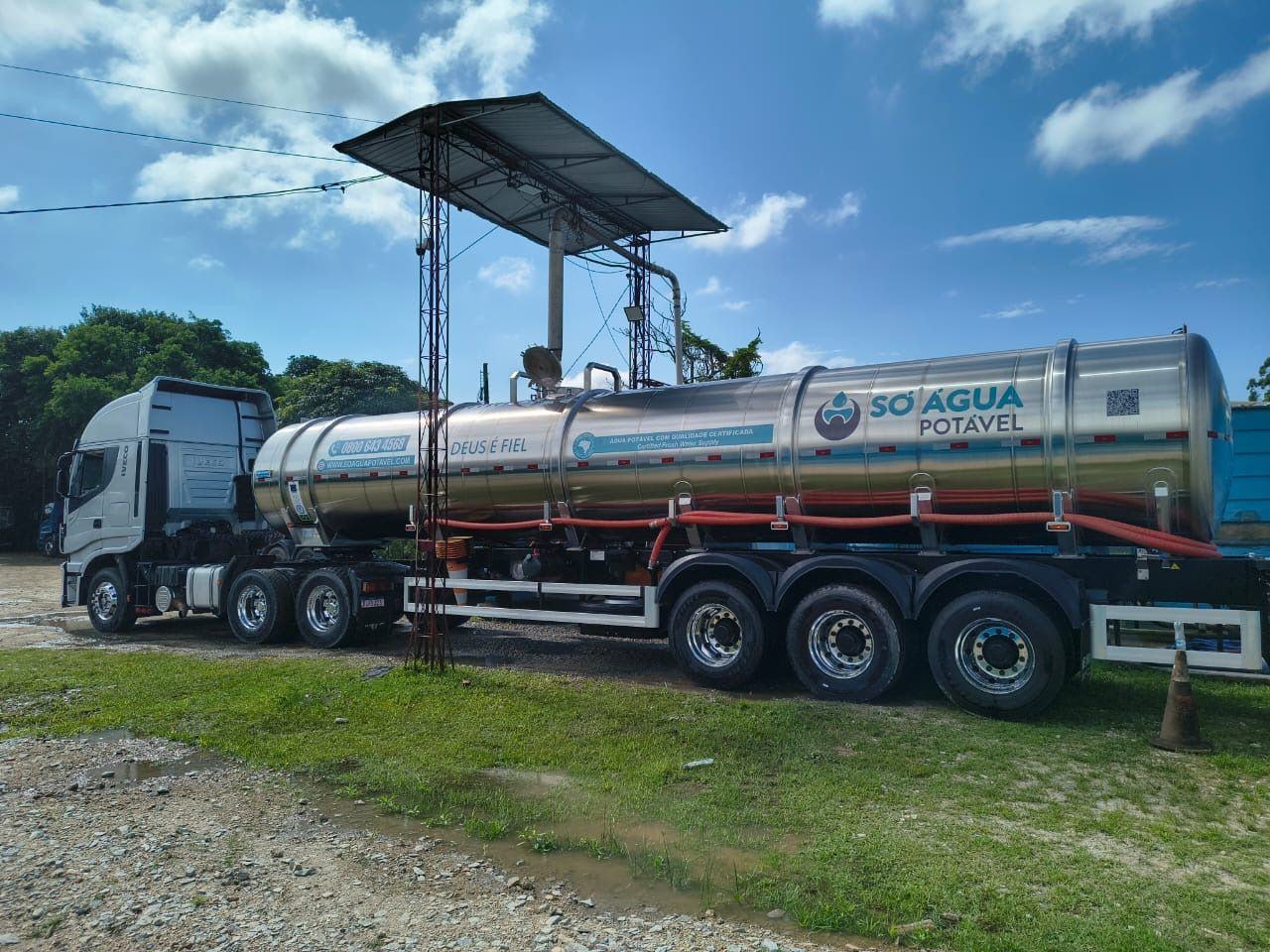 Carreta sendo abastecida na fonte licenciada da Só Água Potável